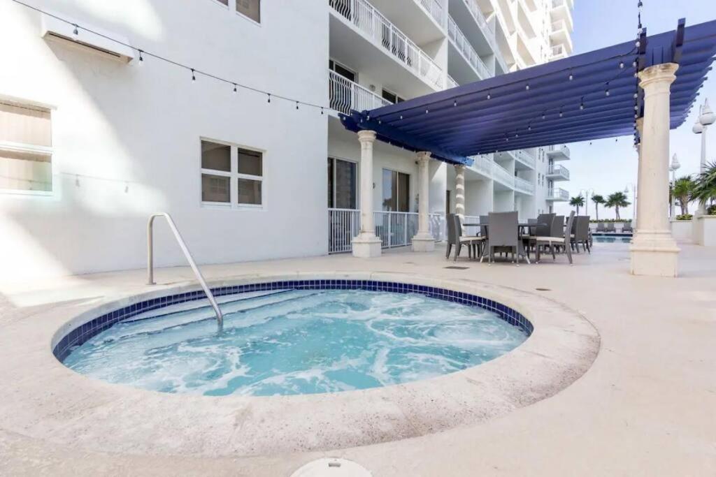 Apartamento Glam Studio: Sleeps 4 X Pool X Gym X Parking