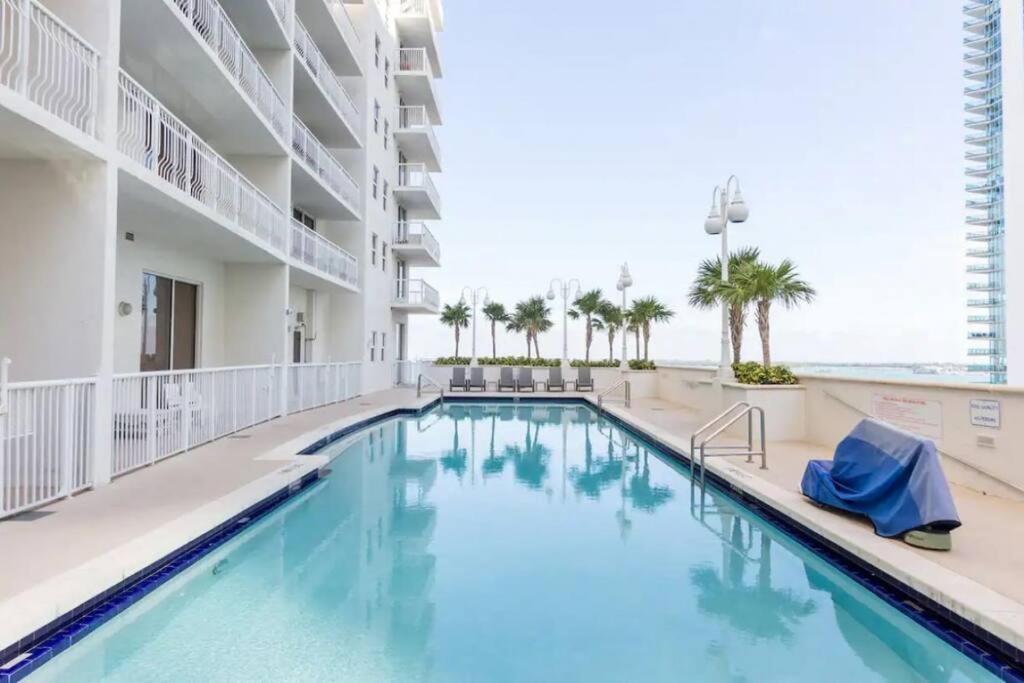 Apartamento Glam Studio: Sleeps 4 X Pool X Gym X Parking